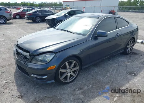 2013 Mercedes-Benz C 250 z USA, uszkodzony, nr VIN WDDGJ4HB0DG033611
